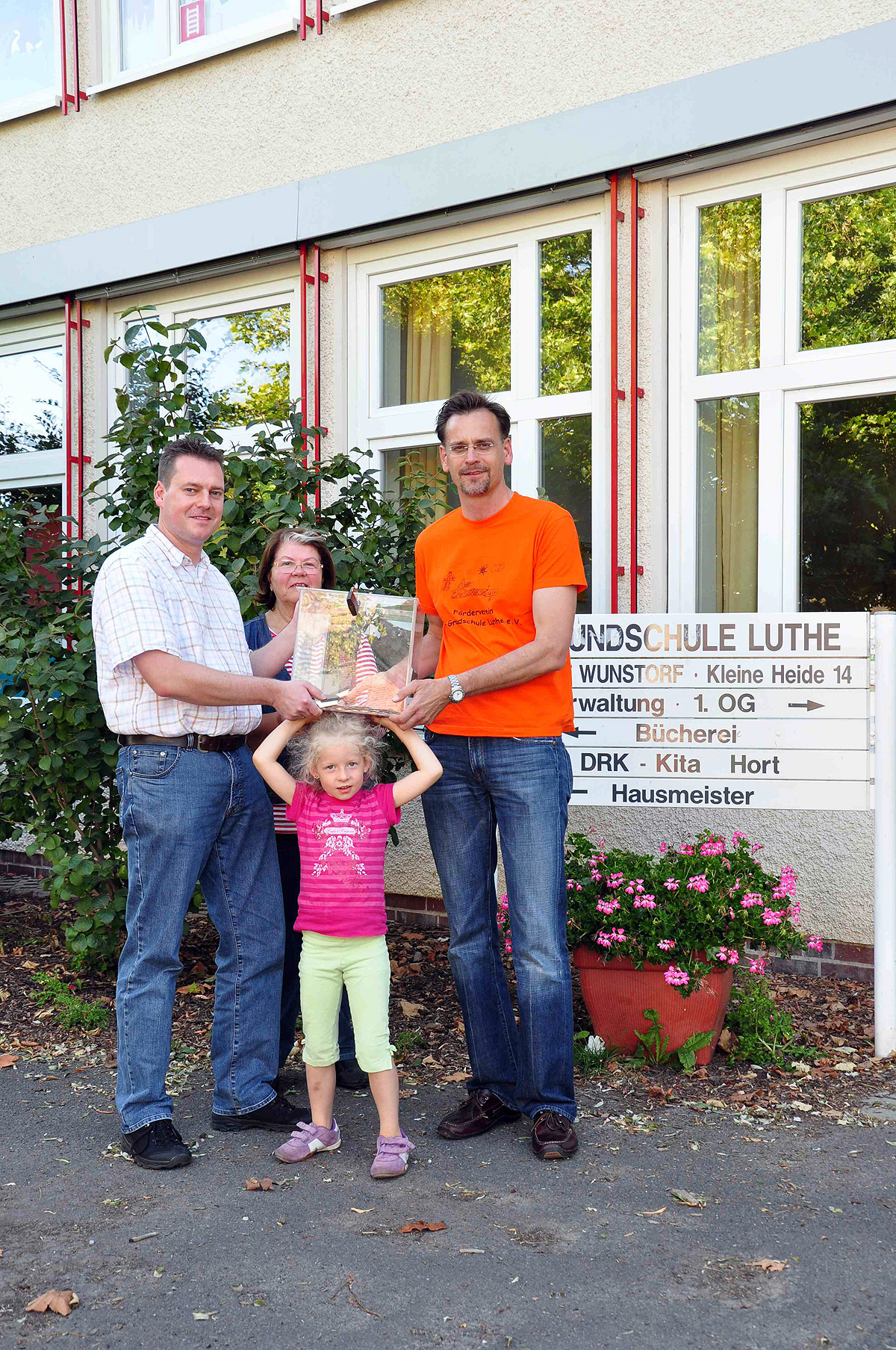 v. l.: Andreas Lange und Marietta Freitag (CDU Luthe), Karlotta Lange (zukünftige Grundschülerin), Bernhard Schlittke (Vorsitzender des Fördervereines der Grundschule Luthe) v. l.: Andreas Lange und Marietta Freitag (CDU Luthe), Karlotta Lange (zukünftige Grundschülerin), Bernhard Schlittke (Vorsitzender des Fördervereines der Grundschule Luthe)